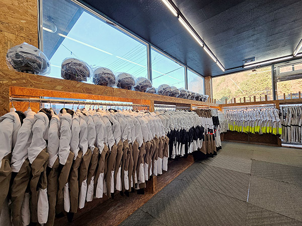 매장 입구 의류·헬멧 진열